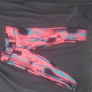 Fabletics Capri leggings w/tulip waistband. Size XS